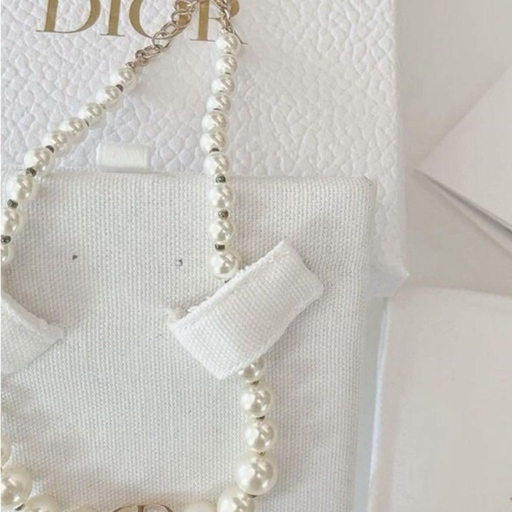 Gold and White - Picture 5 of 5